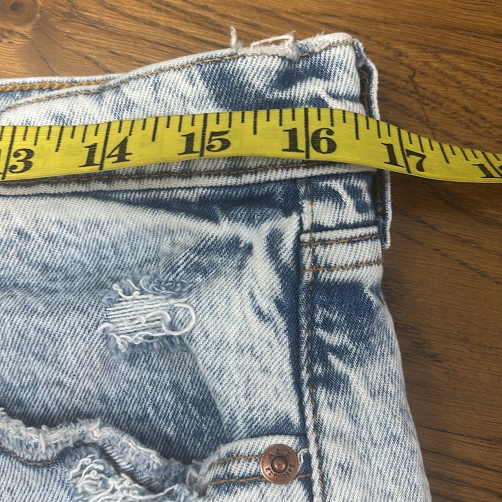 ABERCROMBIE & FITCH Distressed Light Wash Mom Short - Picture 6 of 9